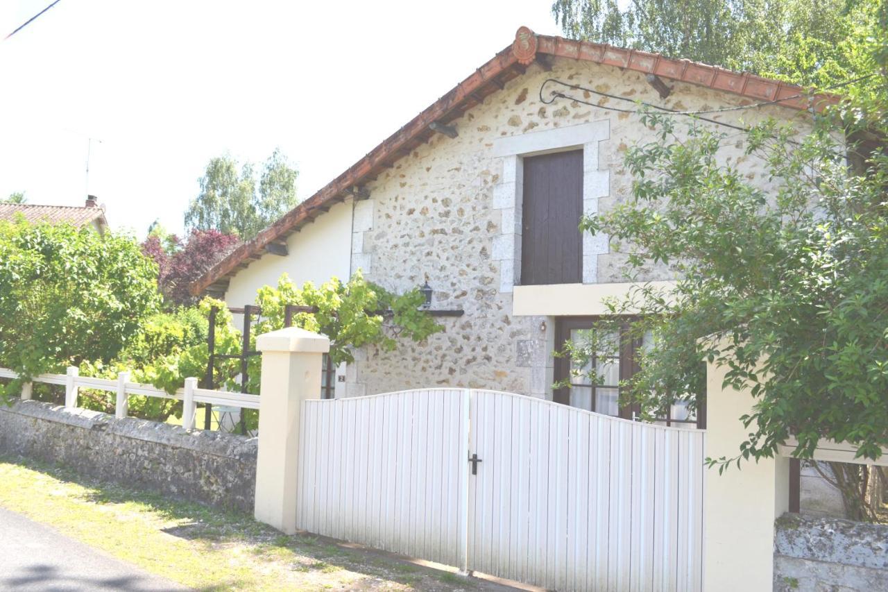 Les Bruyeres Gite Montbron Exterior foto